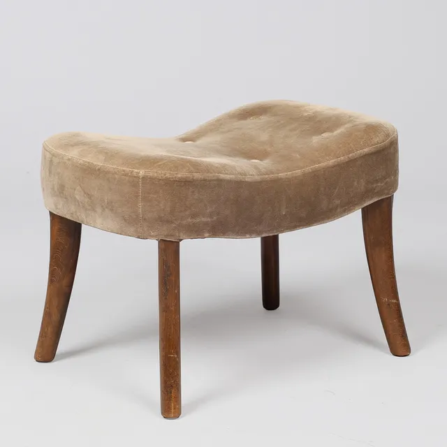 IB MADSEN & ACTON SCHUBELL. Skammel af bøg og velour. Danmark, 1900-tallets midte.
