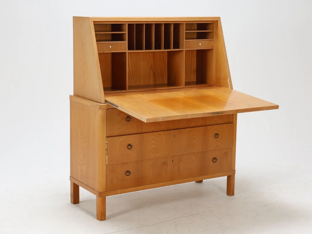 Fritz Hansen's Eftf., attributed to: Elm wood Chatol, 1940s — Furniture/Cabinets, chests of drawers — Lauritz