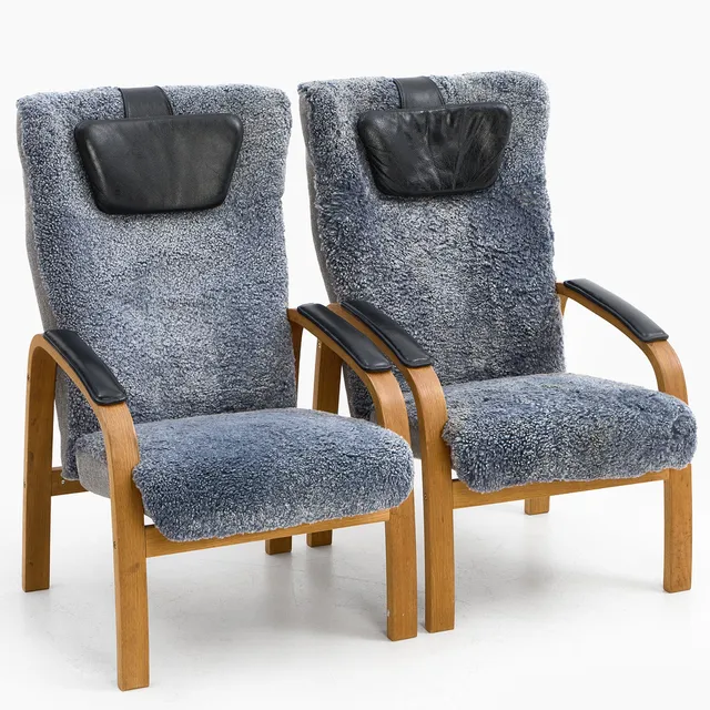 JAHN AAMODT, fåtöljer, ett par, "Easy" för Comfort, 2000-tal, stomme i ek, fårskinnsimitation.