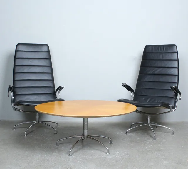 JENS AMUNDSEN. Paar Sessel/Flughafen Lounge Sessel und Tisch , „SAS-Serie“, Dänemark, 1979er und 1980er.