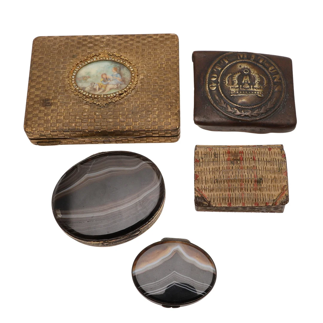 AN EARLY 20TH CENTURY PAINTED METAL ADVERTISING VESTA CASE. — Silver — Lawrences Auctioneers