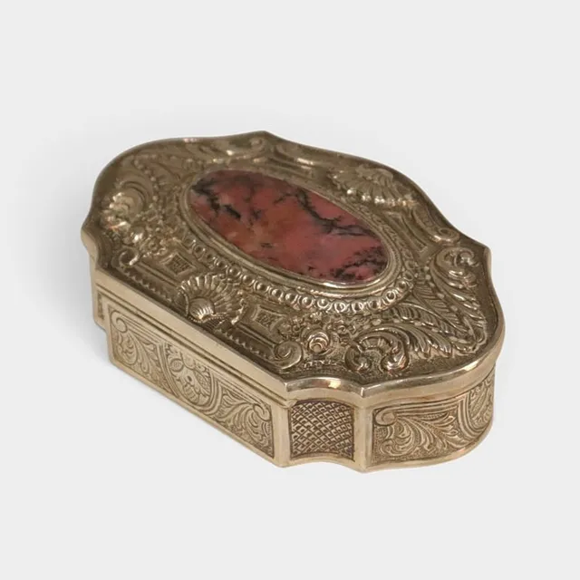 Caja de rapé en plata repujada y rodonita en cabujón. Estilo historicista, principios siglo XX.