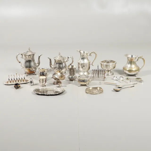 A QUANTITY OF SILVER PLATED ITEMS.