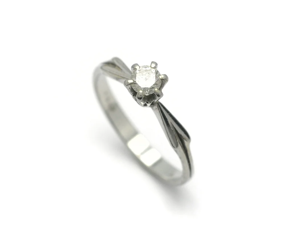 ENSTENSRING, 18K vitguld, briljant 0,22 ct enligt gravyr, ca W/VS, stl 16,75+ mm, svensk importstämpel, vikt 2,2 g. — Smycken/Enstensring — Kaplans