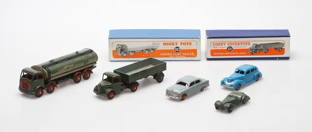 LASTBILAR, 2 st samt BILAR, 3 st, plåt, Dinky Supertoys, England.