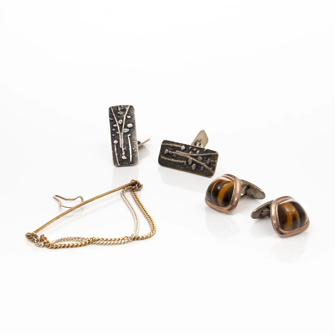 MANSCHETTKNAPPAR & SLIPSHÅLLARE, Silver. — Cufflinks & Tie Pins — Garpenhus Auktioner