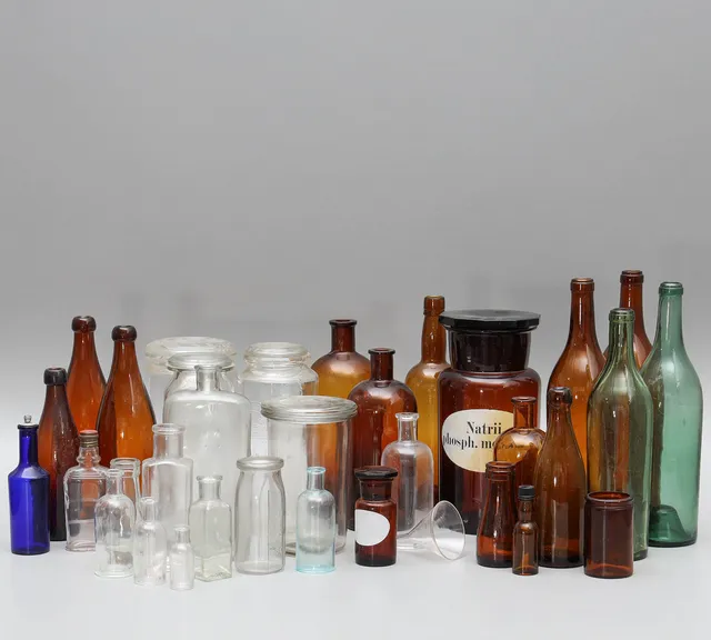 BRYGGERIFLASKOR/MEDICINFLASKOR, med mera, 34 delar, 1800/1900-tal.