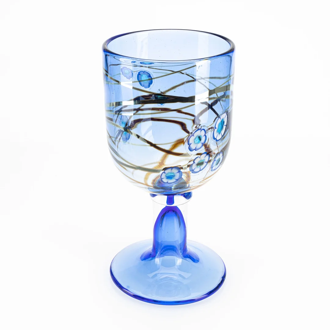 KERTTU NURMINEN. PRAKT POKAL, "Kirsikan kukkiia" Signerad Kerttu Nurminen Nuutajärvi. 1980/90-tal. — Art glass — Stockholms Auktionsverk Helsinki