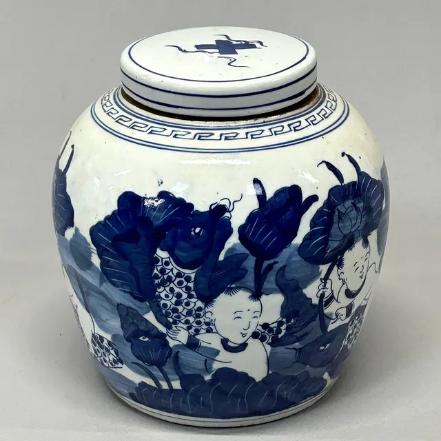 CHINESE BLUE AND WHITE PORCELAIN LIDDED GINGER JAR.