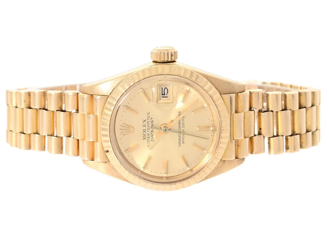 ROLEX, Oyster Perpetual, Datejust (T Swiss T), Chronometer, Ref nr. 6917, Serie nr. 7207535, Cal 2030, Verk nr. 994040, Boett nr. 6900, damur, 26 mm, 18K guld, automatisk, plexiglas, datum, Presidentlänk (skadad, se bilder), viklås, Ref nr. 8570/A, totalvikt 66,4 gram, ca 1982. — Klockor/Rolex — Kaplans