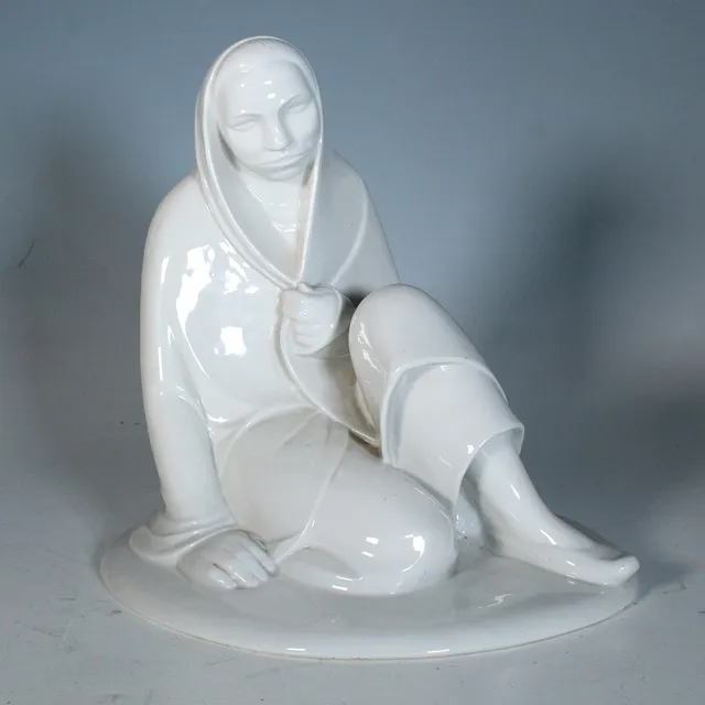 ERNST BARLACH. Schwarzburger Werkstätten, Werk Unterweißbach, Porzellanfigur, '' Sitzendes Mädchen '' Entwurf: 1908, Ausführung 1909- 1926.