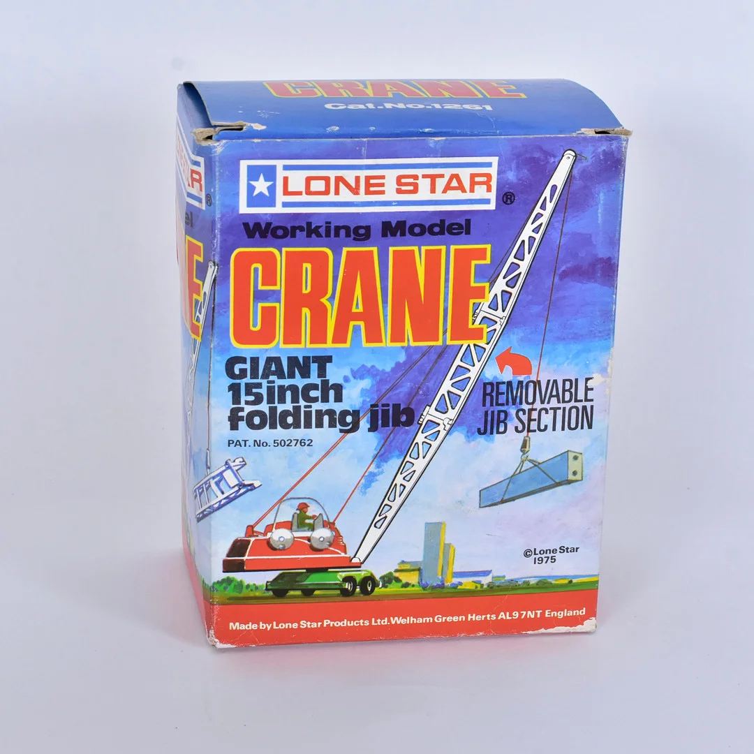 PLÅTLEKSAK, Working model crane, Lone Star, England 1975. — Toys — Halmstads Auktionskammare