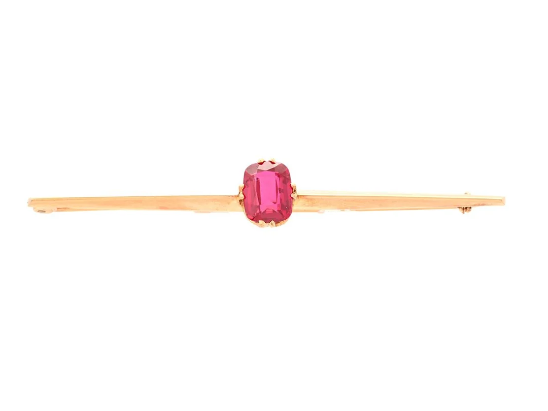 BROSCH, 18K guld, syntetisk rubin, Stockholm 1929, säkerhetsåtta, bredd 71,5 mm, vikt ca 3,6 g. — Smycken/Brosch — Kaplans
