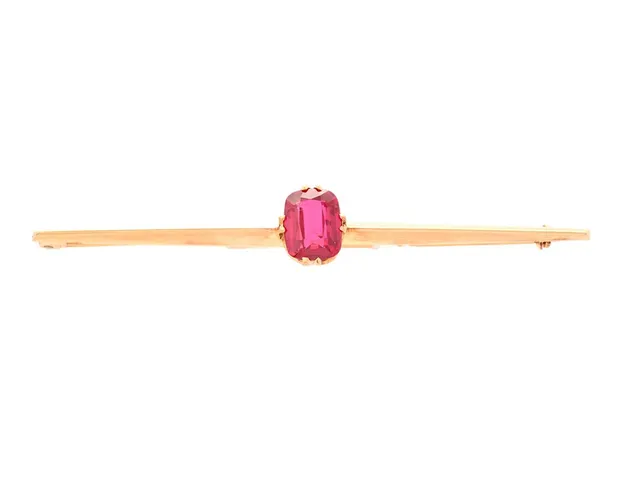 BROSCH, 18K guld, syntetisk rubin, Stockholm 1929, säkerhetsåtta, bredd 71,5 mm, vikt ca 3,6 g.