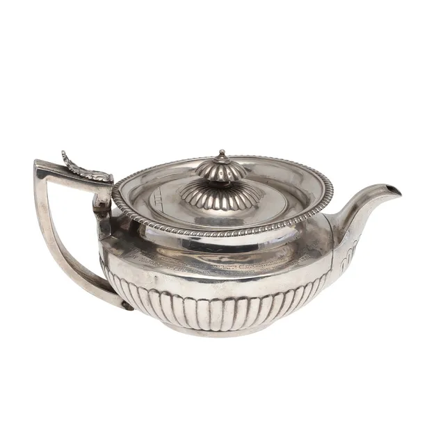 A GEORGE IV SILVER TEA POT.