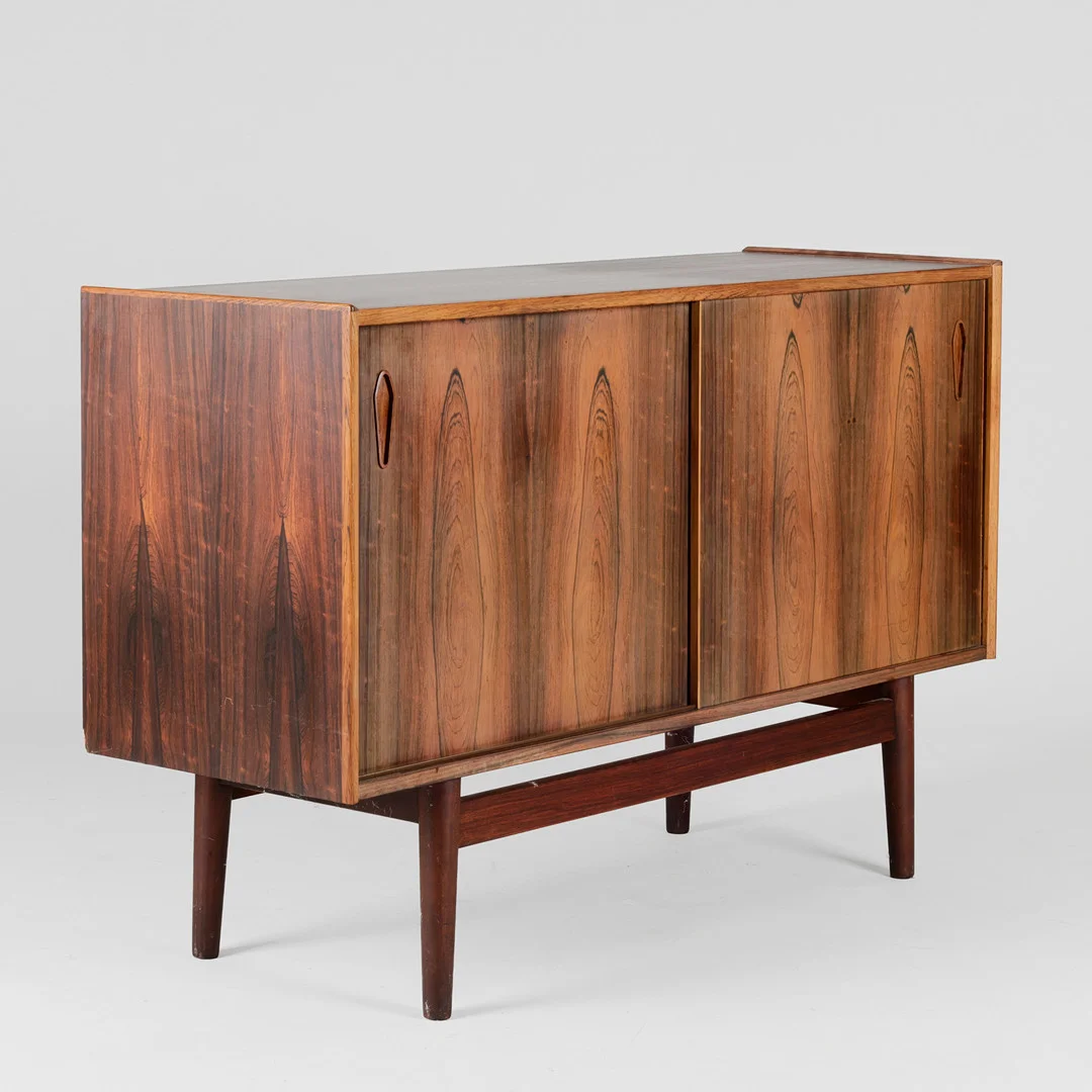 Skænk af palisander med skydelåger, Danmark, ca. 1960'erne. — Cupboards, Cabinets & Shelves — Palsgaard Kunstauktioner