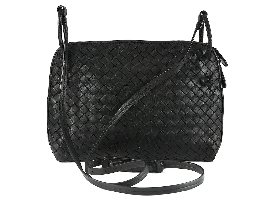 VÄSKA, BOTTEGA VENETA, Intrecciato, svart flätat läder, 23x17x5cm, dustbag, visst bruksslitage, — Accessoarer/Väskor — Kaplans