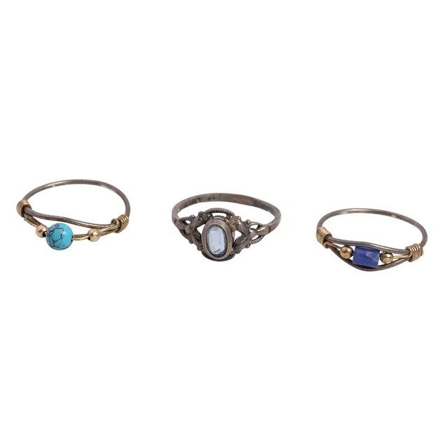 Tres sortijas en plata y pedrería.