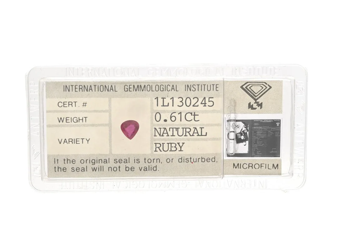 RUBIN, droppslipad, 0,61 ct, mått 5,42 x 5,05 x 2,75 mm, IGI certifikat 1L130245, förseglad. — Ädelstenar/Rubiner — Kaplans