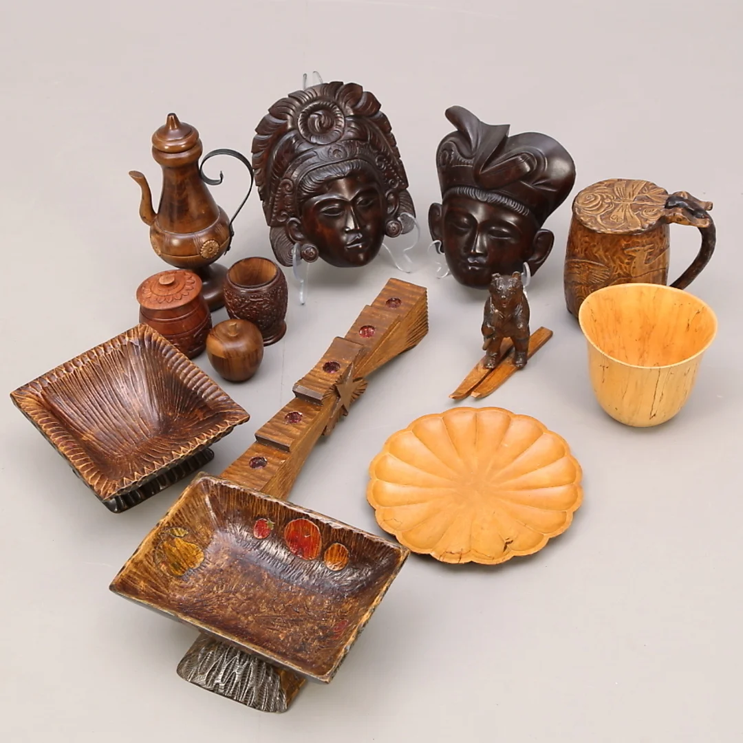 TRÄFÖREMÅL, 13 st, diverse, ljusstake, masker, skålar mm. — Miscellaneous — Leiflers Auktionshus