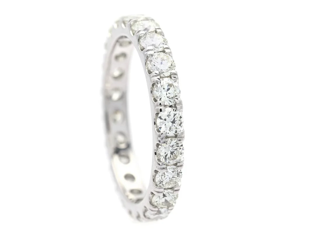 HELALLIANSRING, 18K vitguld, 22 briljantslipade diamanter ca 1,89 ctv, ca TW-Cr/VVS-VS, stl 17,5 mm, vikt 3,1 g. — Smycken/Alliansring — Kaplans