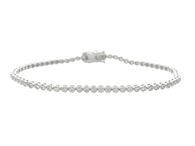 TENNISARMBAND, 18K vitguld, 69 briljantslipade diamanter ca 1,28 ctv, ca TW-Cr/VVS-VS, längd 17,5 cm, vikt 7,0 g.