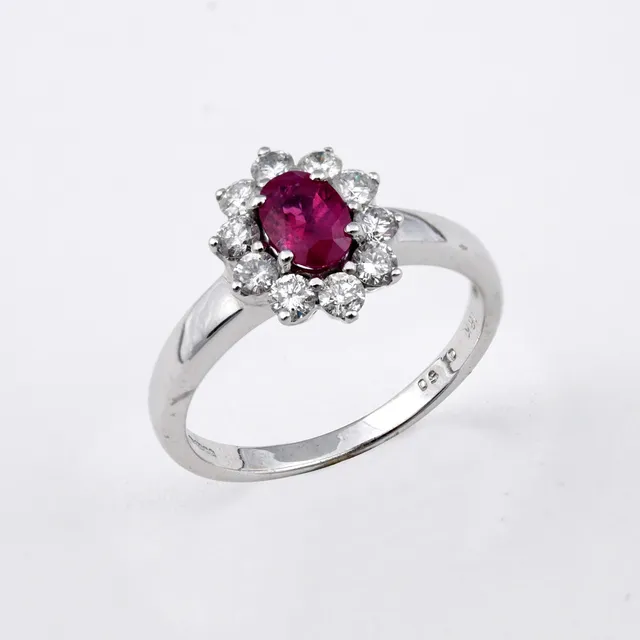 A RUBY AND DIAMOND CLUSTER RING.