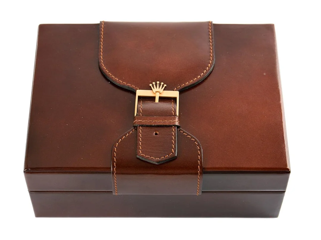 BOX, till Rolex Day-Date, brunt läder, 195 x 145 x 75 mm, Ref nr. 71.00.04, ca 1985. — Klocktillbehör/Rolex — Kaplans