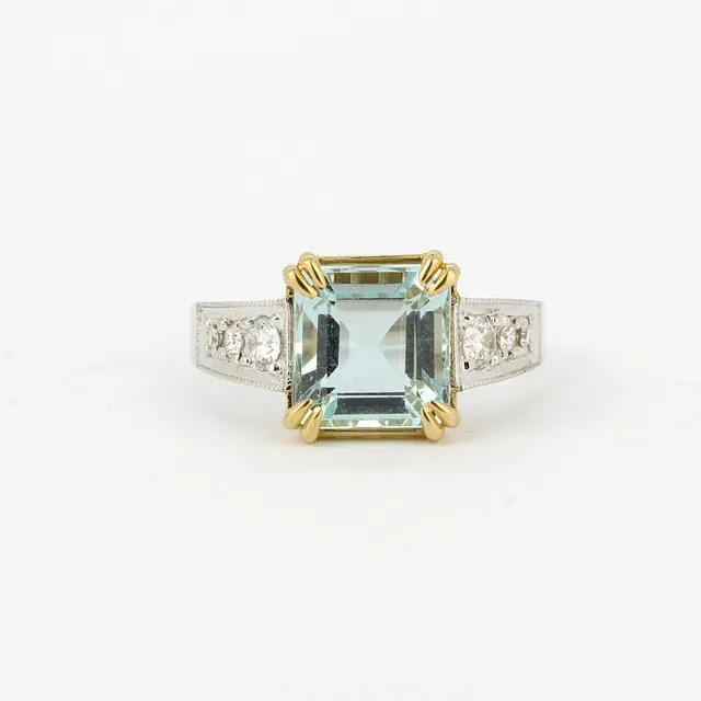 18CT GOLD, AQUAMARINE & DIAMOND RING.