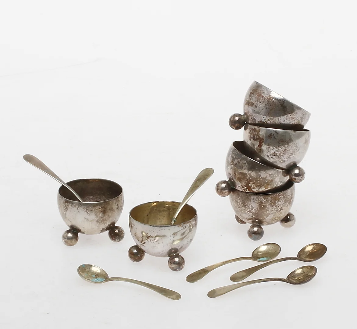 SALTKAR MED SKEDAR, silver, 6 + 6 delar, C G Hallberg Stockholm, mestadels 1930-tal. Tot vikt ca 137 gram. — Silver — Auktionshuset Kolonn