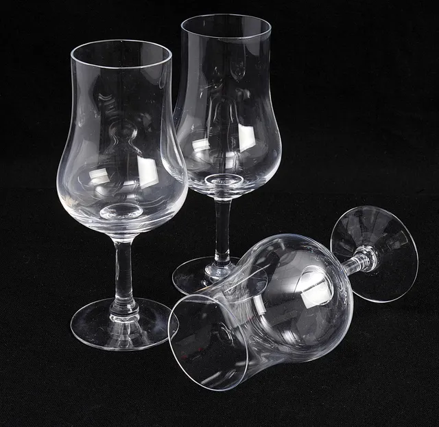GUNNAR CYRÉN. ''Elixir'' vinprovarglas, 12 st, klar glasmassa, Orrefors.