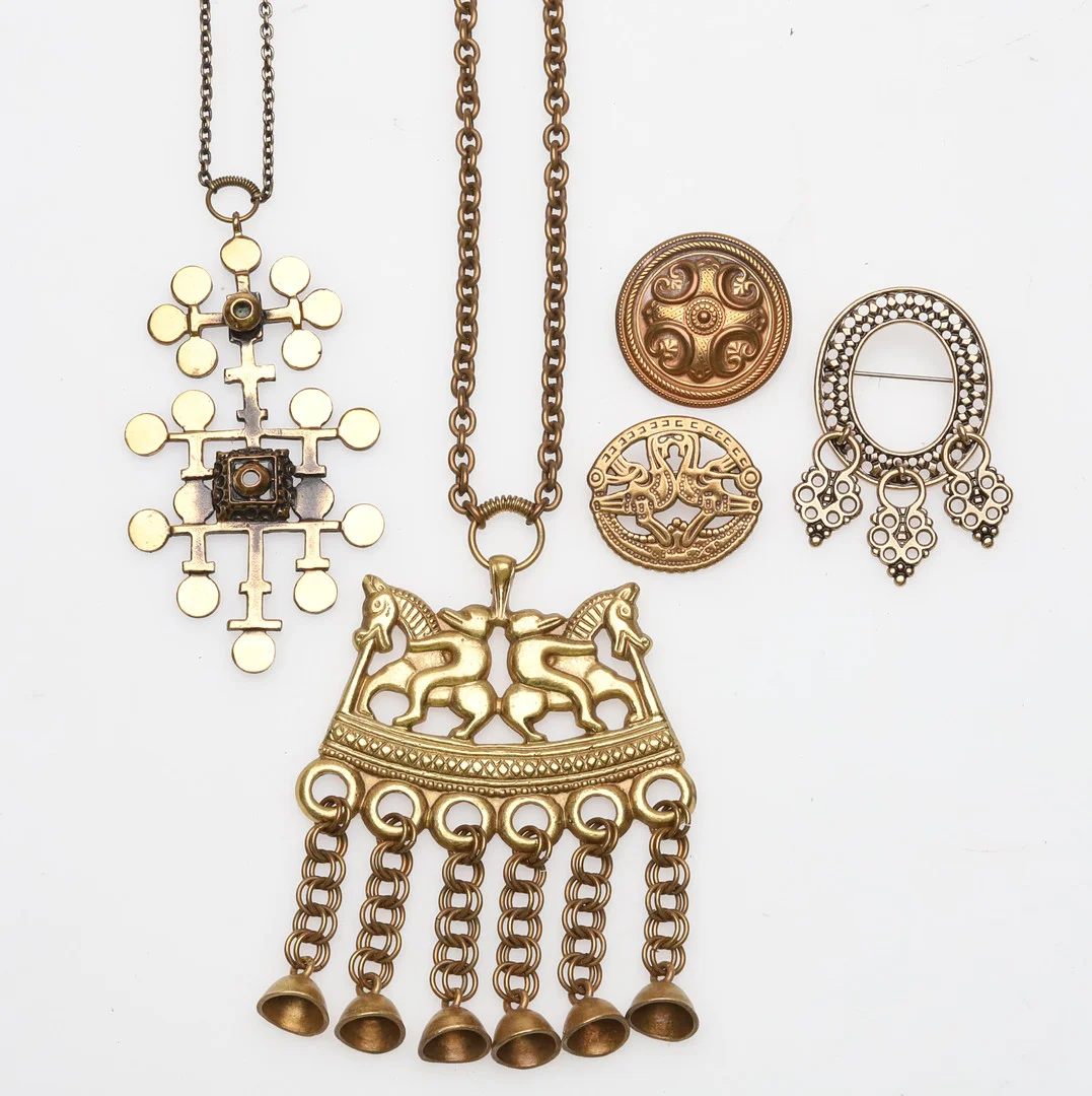 COLLIER/BROSCHER, 5 delar, brons, Pentti Sarpeneva samt Kalevala Koru, Finland. — Jewellery — Örebro Stadsauktioner