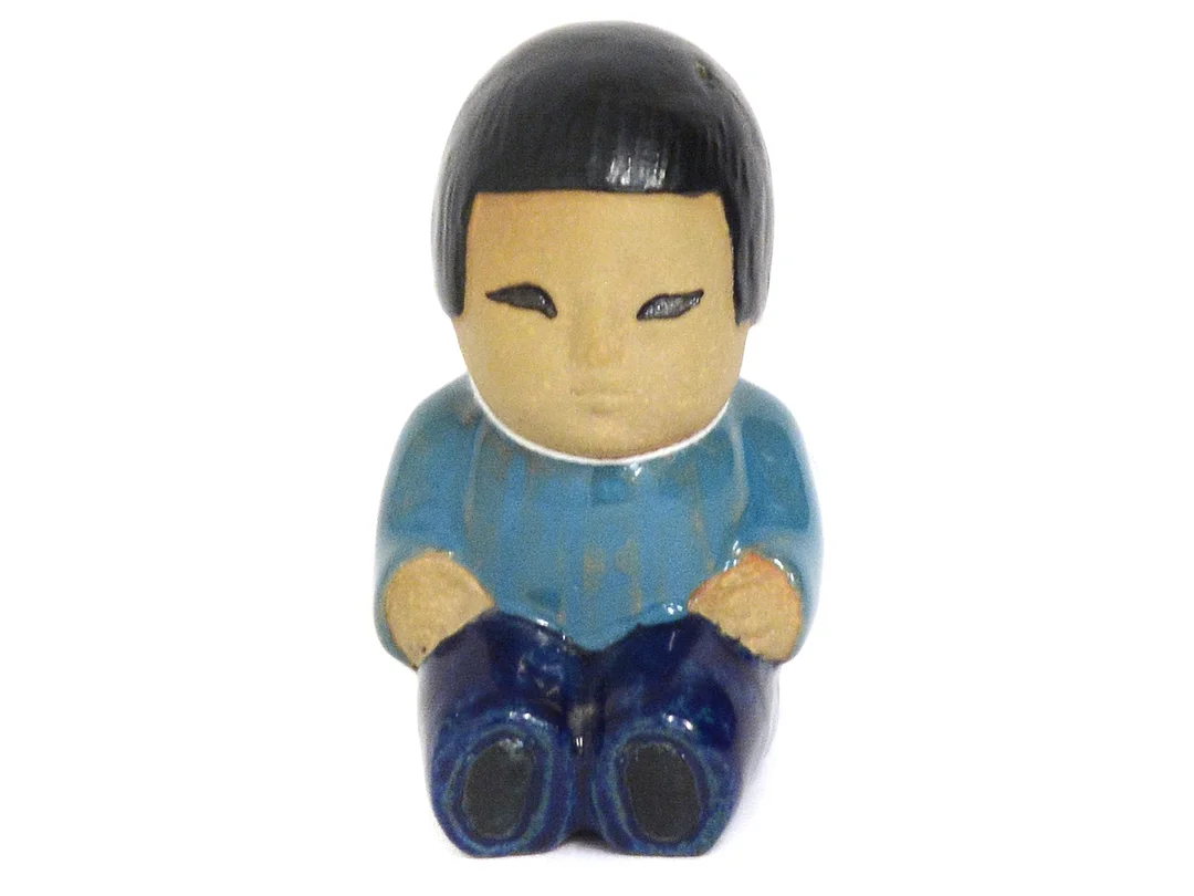 Figurin Gustavsberg, design: Lisa Larson All Världens Barn, höjd: 9,5cm, liten skada — Keramik/Övrigt — Kaplans