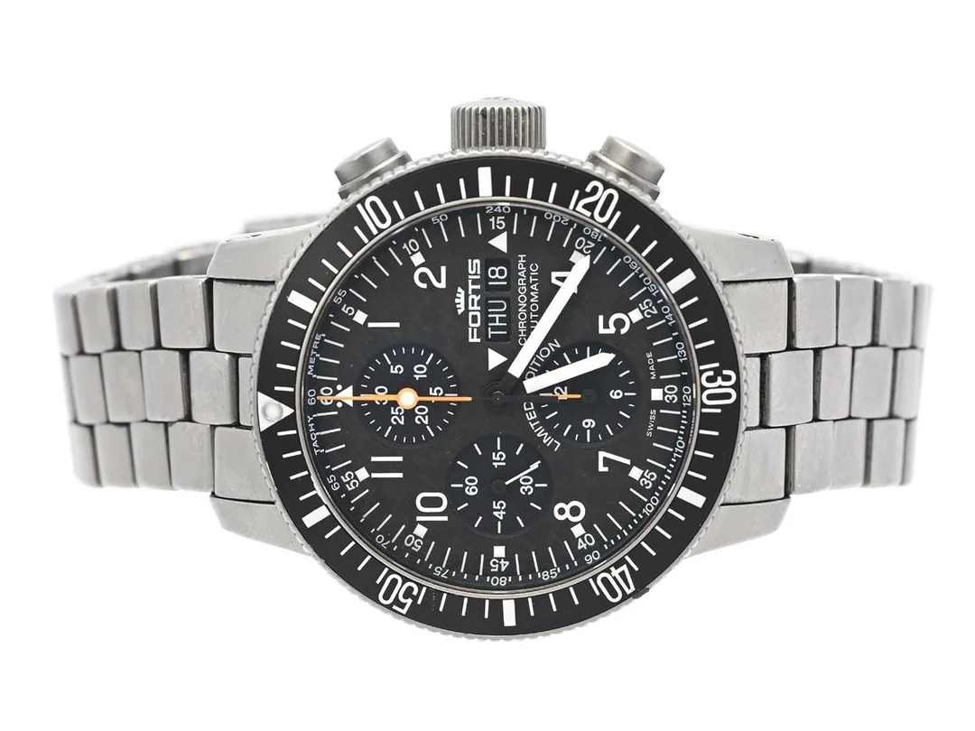 FORTIS, B-42, Cosmonaut Chrono, "Limited Edition", "Tachy Metre", Cal ETA 7750, Serie nr. 393/500, Ref nr. 638.27.71 M, Boett nr. 638.27.141 / 1483, kronograf, herrur, 44 mm, titan, automatisk, safirglas, dag, datum, kolfiberurtavla, originallänk, viklås, Ref nr. 645.27 /1105, cert, juli 2008, box (ej komplett/skadad), Limiterad och numrerad (Nr. 393/500). — Klockor/Fortis — Kaplans
