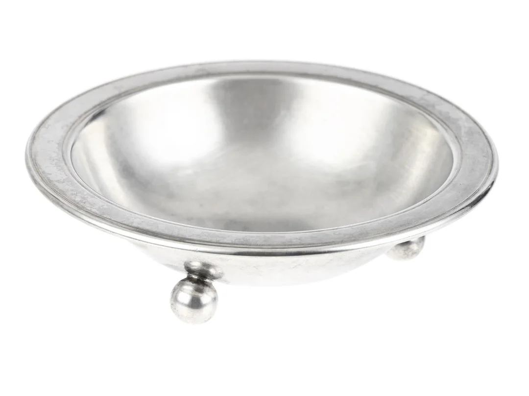 W.A. BOLIN, skål, silver, på 3 kulfötter, Stockholm 1936, höjd 35 mm, diameter 125 mm, vikt 108,0 g. — Silver/Skål — Kaplans