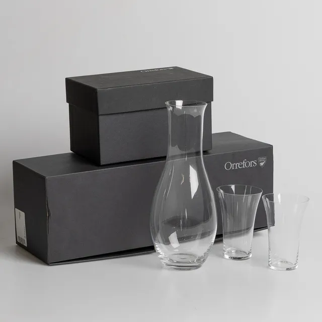 INGEGERD RÅMAN. Karaff med glas, 3 delar, Orrefors, tillverkade i samband med Ramlösa 300års jubileum, varav karaff signerad, daterad 2007.