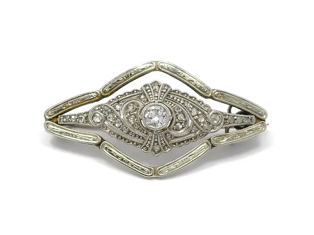 BROSCH, 14K guld, platina, diamant ca 0,16 ct, ca W/VS, skadad, 26 rosenstenar, 3 skadade, vikt 5 g, skadad nål.