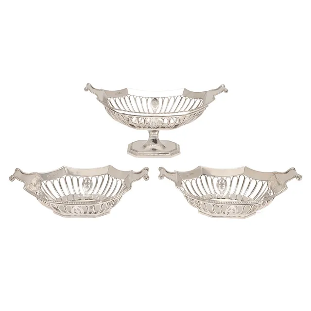 AN EDWARDIAN SILVER TABLE GARNITURE.