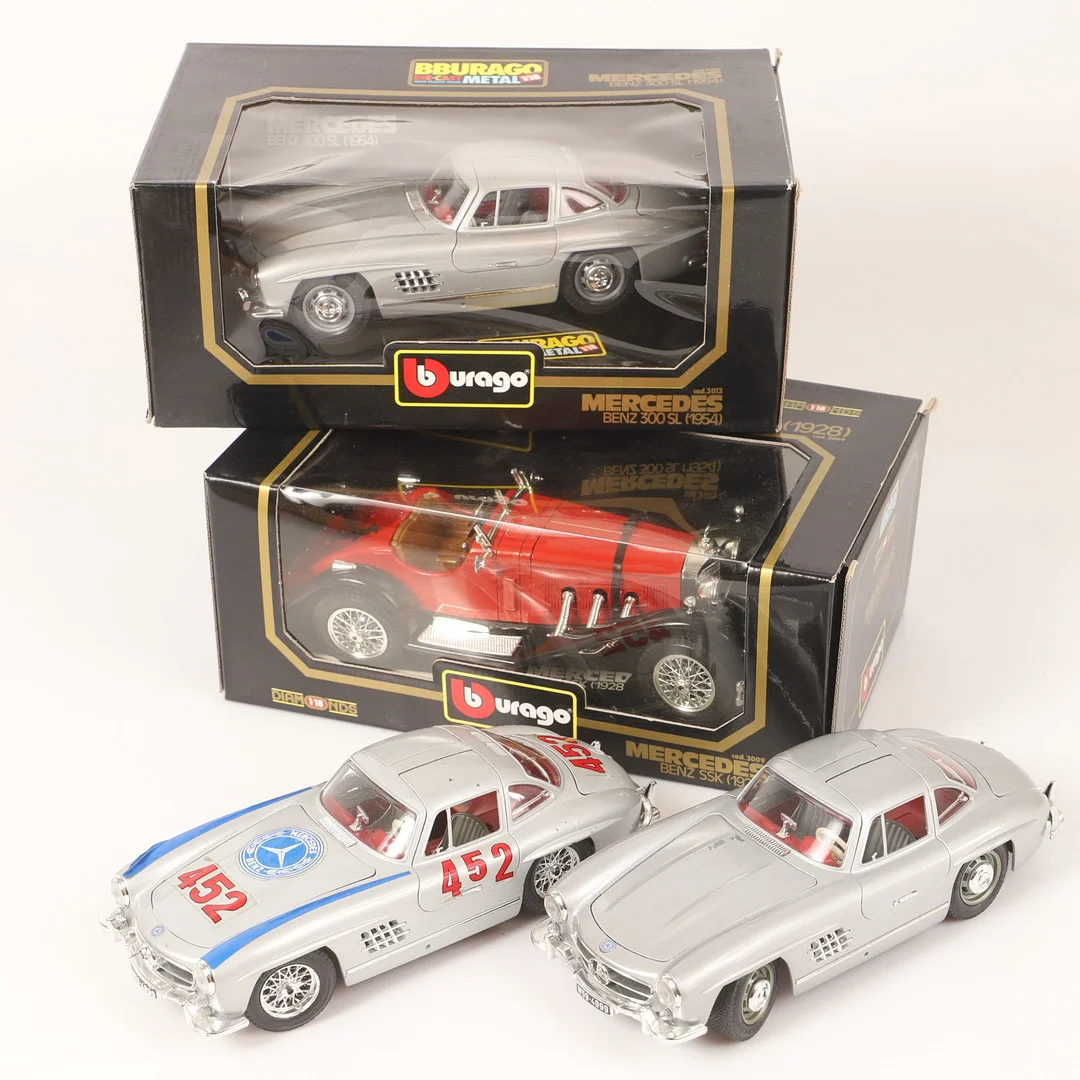 MODELLBILAR, 4 stycken, Mercedes, metall/plast, Burago, Italien. — Model cars — Helsingborgs Auktionskammare