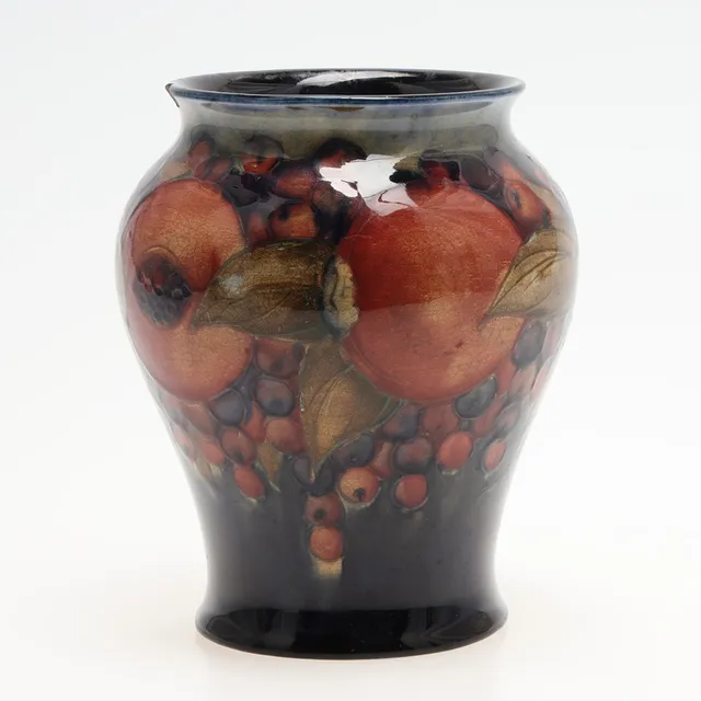 WILLIAM MOORCROFT, "Pomegranate", vas, keramik, märkning från ca 1928-1949.