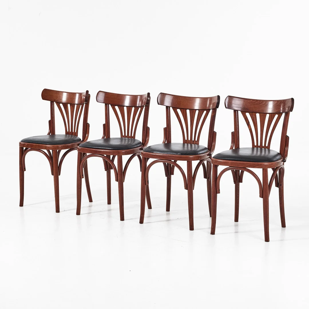 STOLAR, 4 st., bonad bok, 1900-talets andra hälft, Thonetstil, klädda i svart konstskinn. — Armchairs & Chairs — Stockholms Auktionsverk Magasin 5