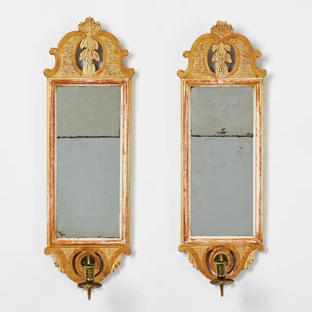 ANDERS CARLSSON (spegelfabrikör i Norrköping 1772-1801/30), ett par spegellampetter, gustavianska, för vardera ett ljus, signerad ACS samt Norrköpings hallstämpel.