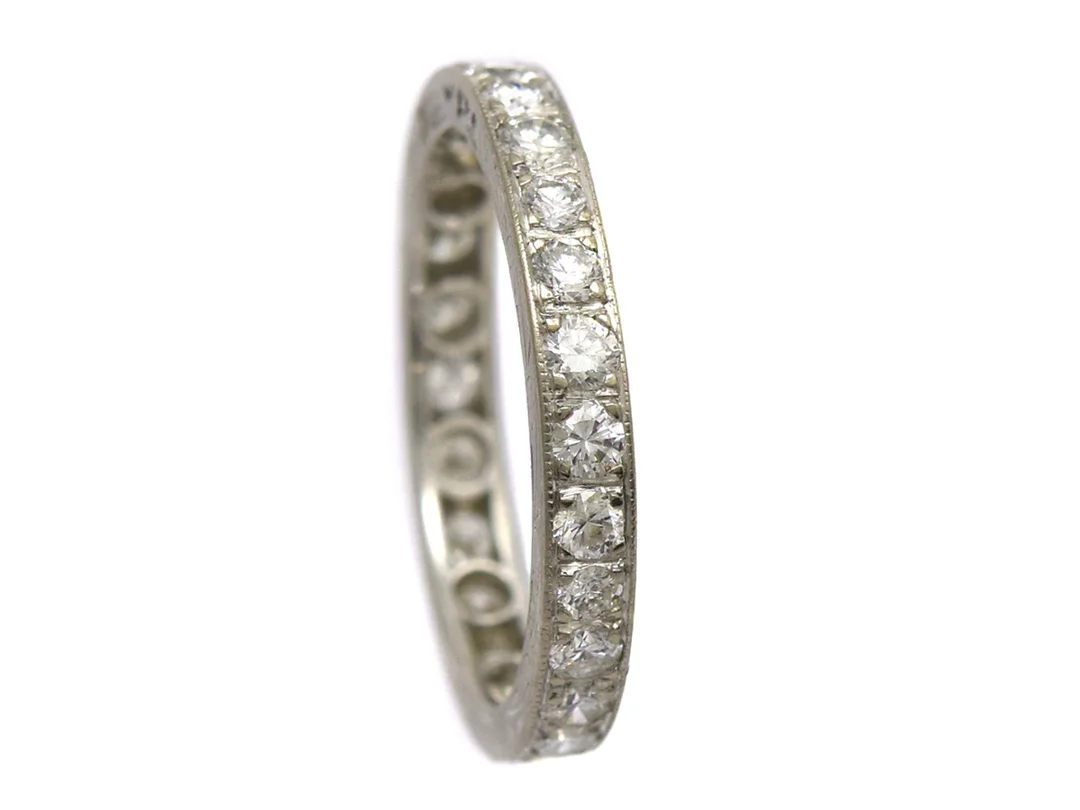 HELALLIANSRING, 18K vitguld, 26 briljantslipade diamanter ca 0,78 ctv, ca W/VS-SI, stl 15,5 mm, Atelier Ajour Stockholm 1961, vikt 2,1 g. — Smycken/Alliansring — Kaplans