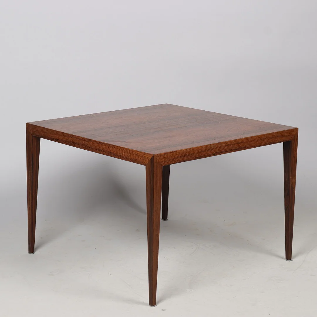SEVERIN HANSEN JR. Kvadratisk sofabord af palisander med tilspidsede ben, Haslev Møbler, Danmark, 1960'erne. — Tables — Palsgaard Kunstauktioner