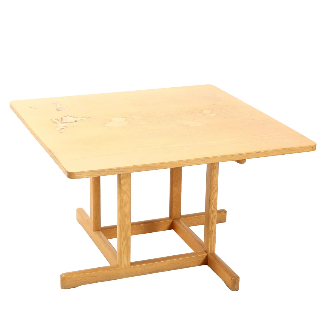 Børge Mogensen. Square coffee table made of solid oak, model 5270. — Furniture/Coffee tables, occasional tables — Lauritz