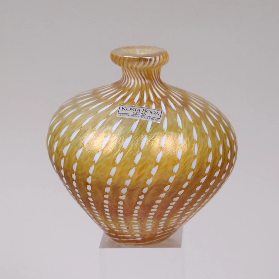 BERTIL VALLIEN. “Minos”, vas i glas, Kosta Boda, Artist Collection. — Art glass — Markus Auktioner