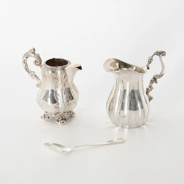 CHRISTIAN HAMMER. 1818-1905. Silverkannor, 2 st, samt en tesked 1959.