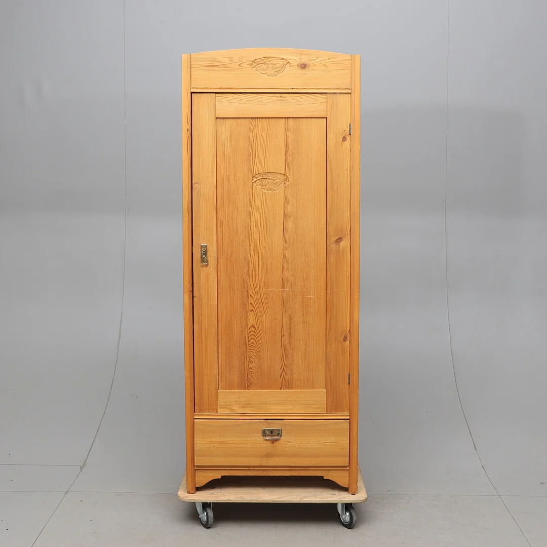 KLÄDSKÅP, 1900-talets början. — Cupboards, Cabinets & Shelves — Gomér & Andersson Norrköping