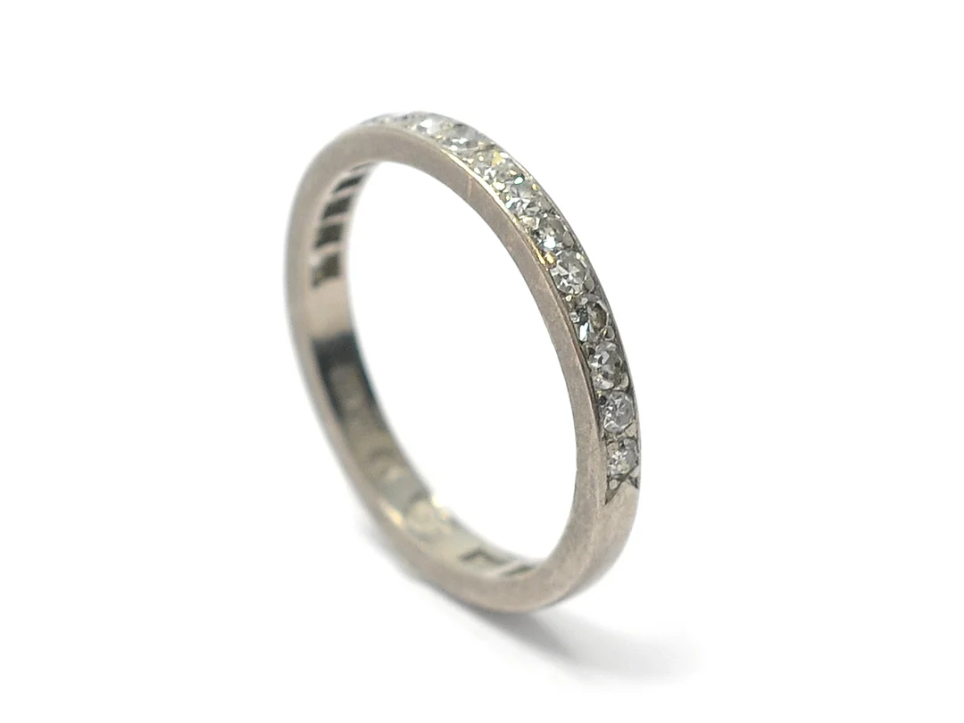 ALLIANSRING, 18K vitguld, 17 åttkantslipade diamanter ca 0,34 ctv, ca W/SI-P, 4 skadade, stl 16,25 mm, vikt 2,4 g, Bertil Lundberg, Stockholm 1955. — Smycken/Alliansring — Kaplans