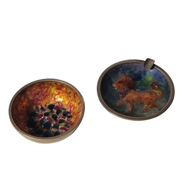 DOS CENICEROS EN PLATA ESMALTADOS.